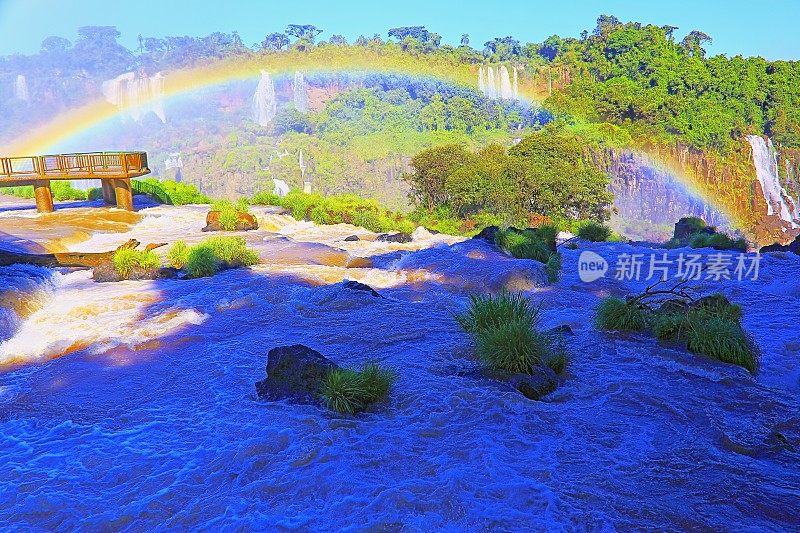 令人印象深刻的伊瓜苏瀑布景观与彩虹，戏剧性的美丽的自然景观-田园魔鬼的喉咙-巴西Foz do Iguacu，巴拉那，阿根廷伊瓜苏港，米塞内斯和巴拉圭的国际边界-南美